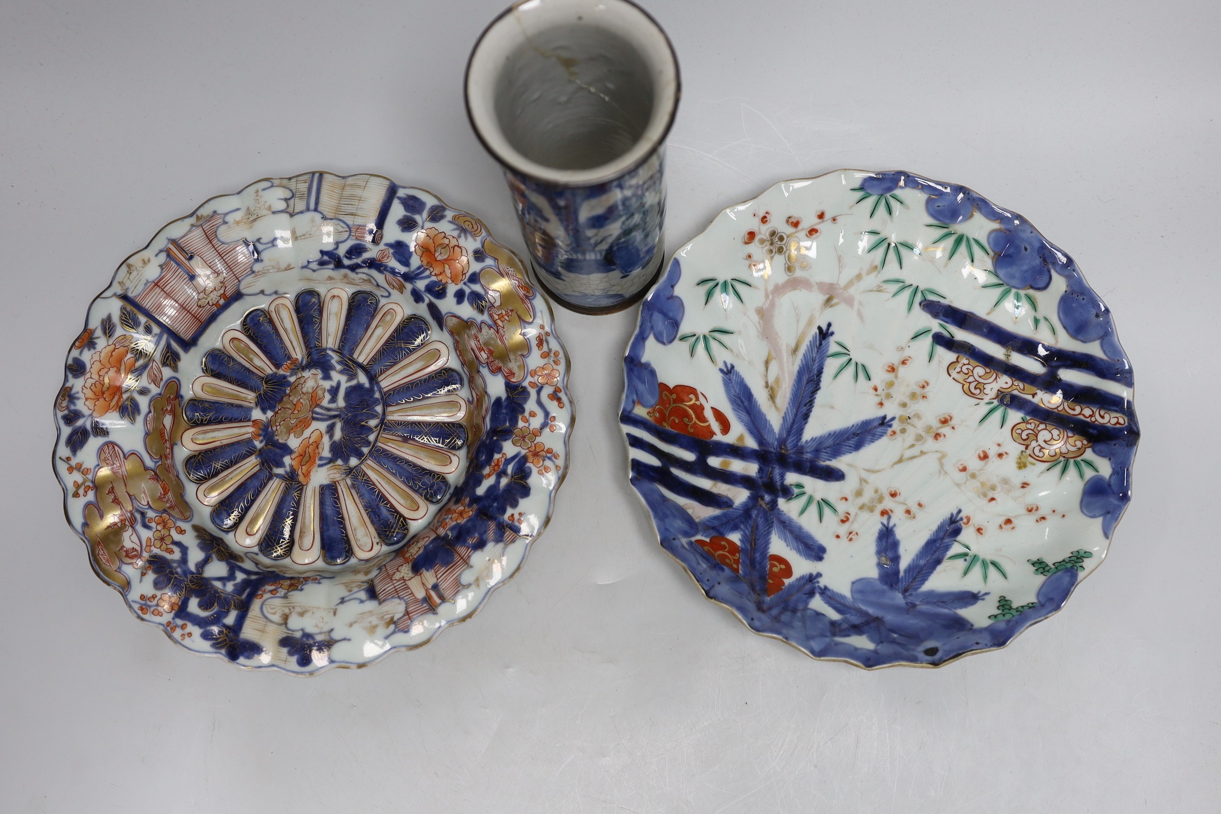 A Chinese crackle glaze vase, 20cm tall, together two Imari dishes